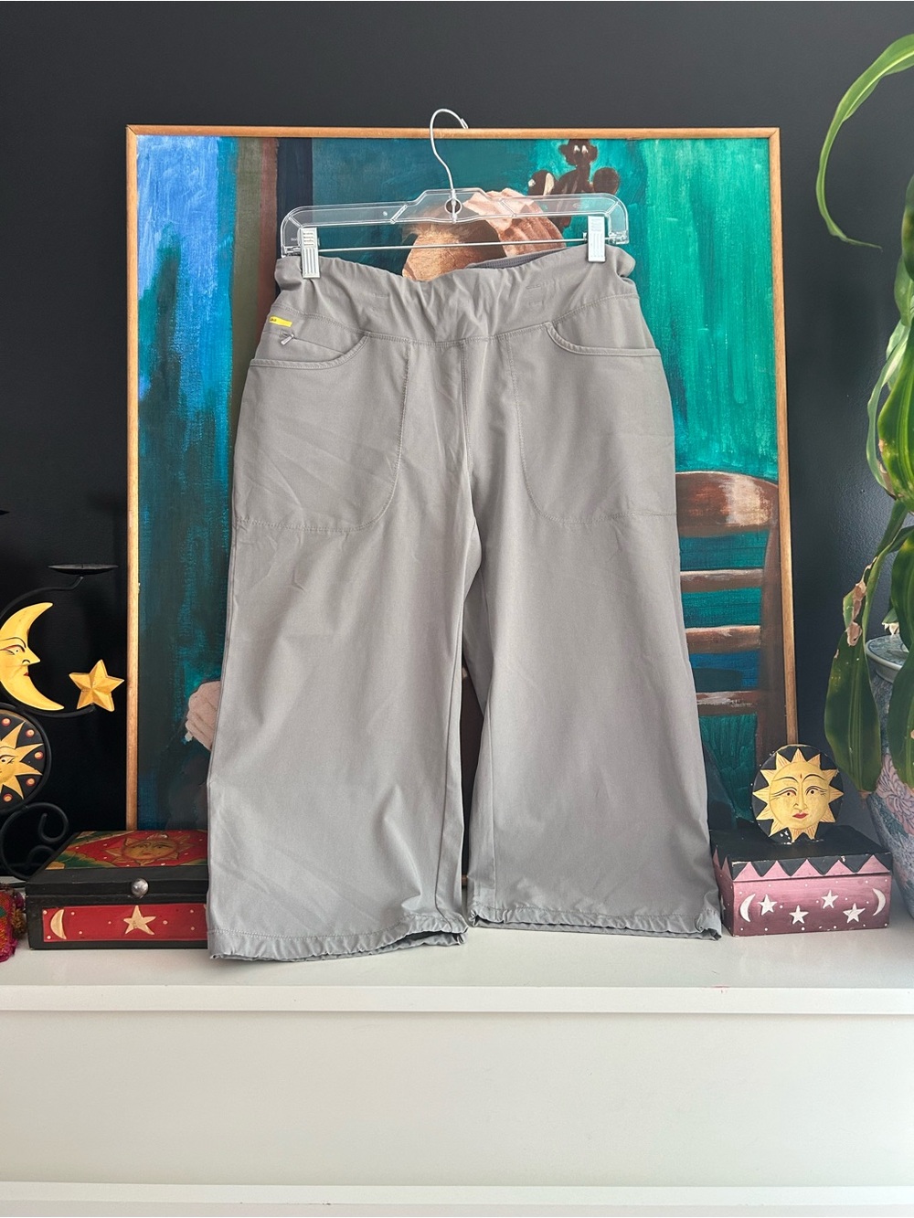 Lolë Women’s Small Grey Cropped Athletic Pants Stretch Hiking Travel Capris